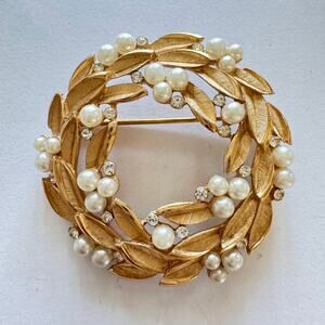 Vintage Crown Trifari Pearl and Crystal Rhinestone Gold Tone Brooch Pin Wreath
